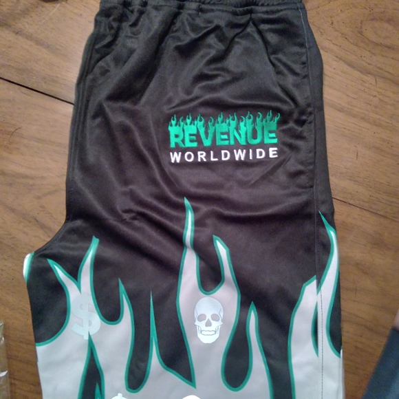 2 piece NEW Men's $REVENUE WORLDWIDE$ Shirt/Short set SIZES S-XXXL... - Picture 7 of 9